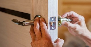 Установка и замена дверной ручки в Великом Устюге от 275 руб. – Мастер24, монтаж фурнитуры, недорого